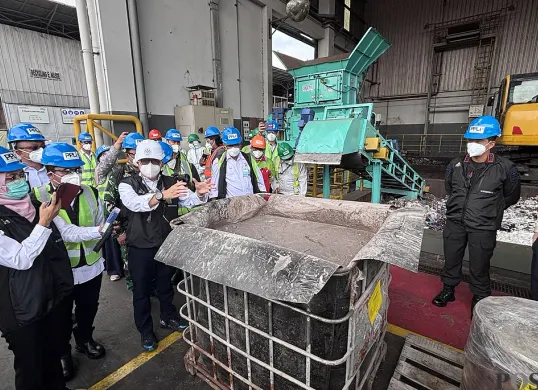 KLH memusnahkan 7,4 ton udang terpapar radioaktif dari Cikande, Banten, di PPLI Citeureup, Kabupaten Bogor. (Sumber: POSKOTA | Foto: Giffar Rivana)