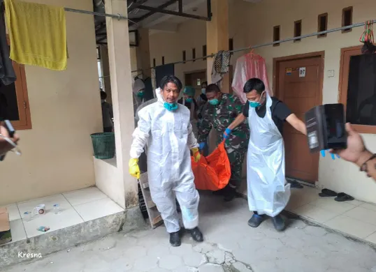 Petugas medis dan Unit Identifikasi Satreskrim Polres Serang mengevakuasi jasad Benny. (Sumber: Dok. Polsek Cikande)