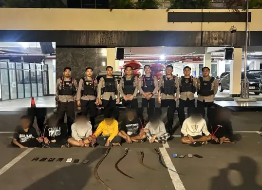 Delapan remaja yang hendak tawuran di Jalan Perjuangan, Kota Bekasi, diamankan Polres Metro Bekasi Kota, pada Selasa dini hari, 25 November 2025. (Sumber: Dok Humas Polres Metro Bekasi Kota)