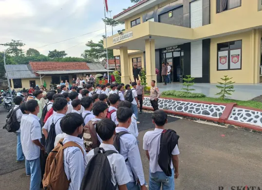 Puluhan pelajar SMK yang terlibat tawuran di Tajurhalang dikumpulkan untuk mendapat pembinaan di Mapolsek Tajurhalang, Selasa, 25 November 2025. (Sumber: Poskota/Angga Pahlevi)