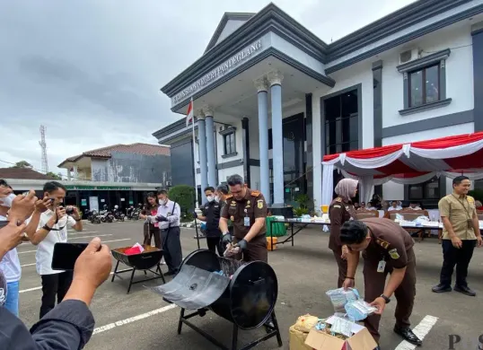 Jajaran Kejari Pandeglang melakukan pemusnahan uang palsu dan beberapa jenis perkara, Rabu, 26 November 2025. (Sumber: Poskota/Samsul Fatoni)