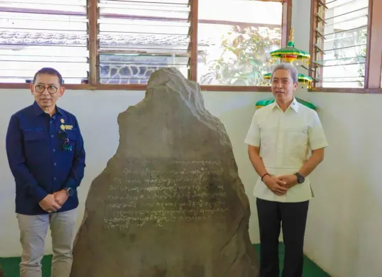 Wali Kota Bogor, Dedie A. Rachim dan Menbud Fadli Zon berfoto di samping Prasasti Batutulis. (Sumber: Pemkot Bogor)
