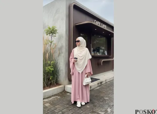 Hasil edit foto wanita hijab anggun di Gemini AI (Sumber: TikTok/@yessistore.id)