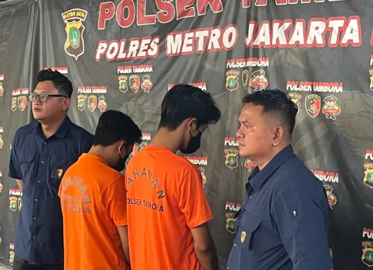 Dua tersangka begal bersenjata yang ditangkap Unit Reskrim Polsek Tambora dihadirkan dalam konfefensi pers di Mapolres Jakarta Barat, Kamis, 27 November 2025. (Sumber: Poskota/Pandi Ramedhan)