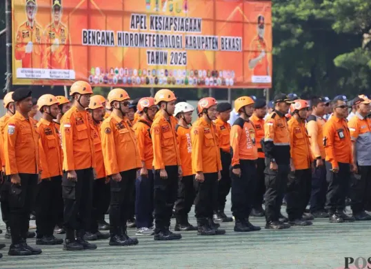Personel saat apel kesiapsiagaan dalam menghadapi bencana hidrometeorologi di wilayah Kabupaten Bekasi. (Sumber: Poskota/Nurpini Aulia Rapika)