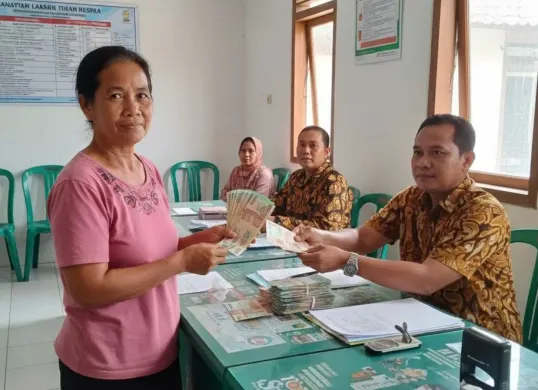 Ilustrasi pencairan BLT Kesra 2025. (Sumber: Gemini AI)