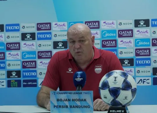 Pelatih Persib Bandung, Bojan Hodak isyaratkan mendepak sejumlah pemain usai kekalahan dari Lion City Sailors di ACL 2. (Sumber: persib.co.id)
