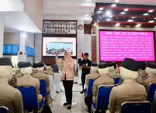 Penasihat DWP Kemendagri, Ges Akhmad Wiyagus saat berbicara di hadapan para praja IPDN di Jatinangor, Sumedang, Rabu, 26 November 2025. (Sumber: Dok Puspen Kemendagri)