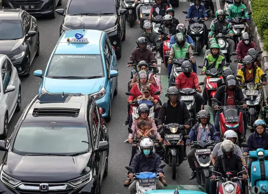 Ilustrasi, sejumlah kendaraan bermotor terjebak kemacetan di Kawasan Kuningan, Jakarta, Rabu, 25 November 2025. (Sumber: POSKOTA | Foto: Bilal Nugraha Ginanjar)