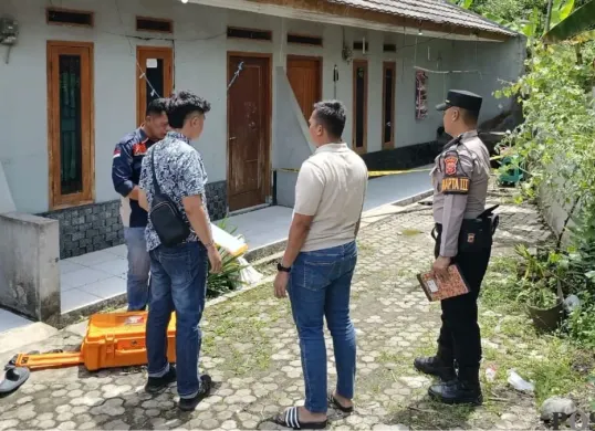 Polisi melakukan olah TKP jasad remaja di Leuwisadeng, Kabupaten Bogor, Kamis, 27 November 2025. (Sumber: Poskota/Giffar Rivana)