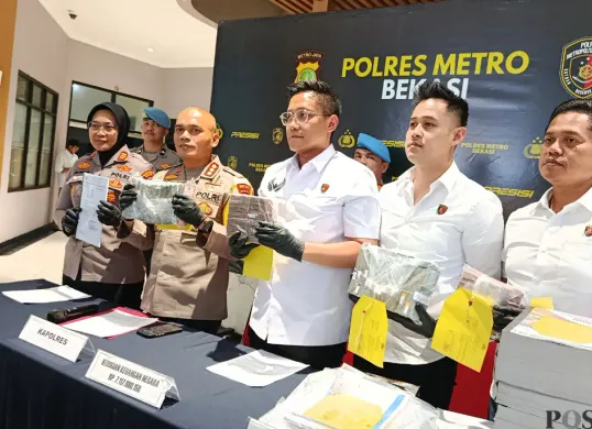 Kapolres Metro Bekasi bersama jajarannya mengadakan konferensi pers kasus penyalahgunaan dana hibah NPCI Kabupaten Bekasi. Kamis, 27 November 2025. (Sumber: POSKOTA | Foto: Nurpini Aulia Rapika)