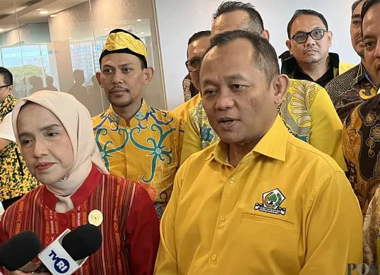 Sekjen Partai Golkar, Muhammad Sarmuji (kanan), saat menerima visitasi Komisioner KIP ke Kantor DPP Partai Golkar, Kamis, 27 November 2025. (Sumber: POSKOTA | Foto: Pandi Ramedhan)