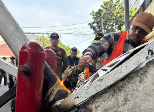 Pembongkaran dua portal RT 04/RW 02, Kelurahan Gondangdia, Kecamatan Menteng, Jakarta Pusat, Kamis, 27 November 2025. (Sumber: Dok. Istimewa)