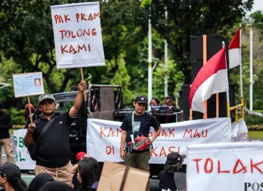 Warga Kampung Ujung, Kebon Nanas, Jakarta Timur saat menyampaikan aspirasi di depan Gedung Balai Kota Jakarta, Gambir, Jakarta Pusat, Kamis, 27 November 2025. (Sumber: Poskota/Bilal Nugraha Ginanjar)