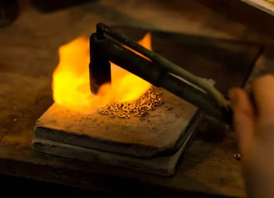 Proses peleburan emas dalam tungku industri untuk menghasilkan logam mulia berkadar tinggi. (Sumber: Pinterest)