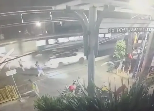 Sebuah mobil Fortuner tertabrak kereta hingga terperosok ke kali di perlintasan rel Jembatan Gantung, Cengkareng, Jakarta Barat, Rabu, 26 November 2025. (Sumber: Istimewa)