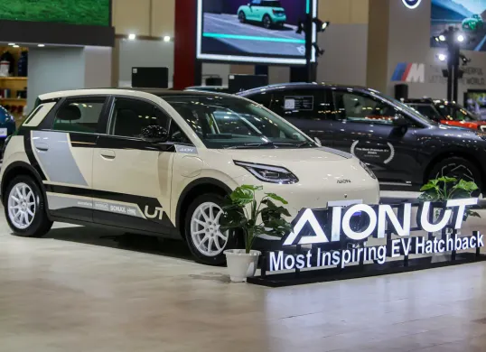 GAC Indonesia memamerkan Aion V dan Aion UT modifikasi di GJAW 2025. (Sumber: GAC Aion)