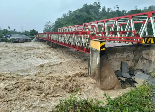 Kondisi jembatan yang terputus akibat banjir di Kabupaten Tapanuli Utara, Sumatra Utara. (Sumber: Dok. BPBD Kabupaten Tapanuli Utara)