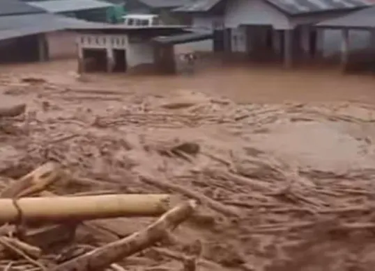 Potret peristiwa bencana banjir yang menghantam wilayah Sumatera. (Sumber: BNPB)