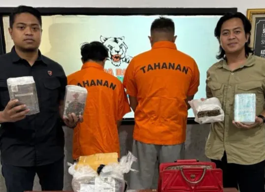 Dua tersangka pengedar ganja berikut barang bukti disita Polda Banten. (Sumber: Dok. Polda Banten)