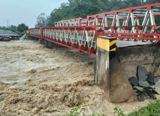 Kondisi jembatan yang terputus akibat banjir di Kabupaten Tapanuli Utara, Sumatra Utara, Selasa 25 November 2025. (Sumber: BPBD Kabupaten Tapanuli Utara)