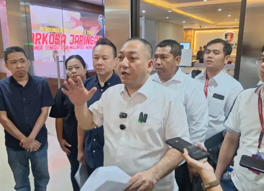 Kuasa Hukum Irman, Krina Mukti yang melaporkan Mirae Sekuritas ke Bareskrim Polri. (Sumber: Poskota/Bilal Nugraha Ginanjar)