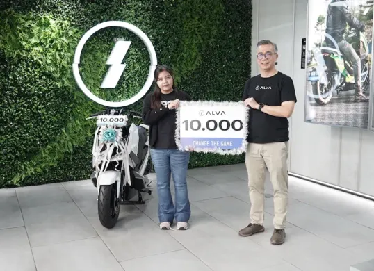 Alva menyerahkan satu unit Alva Cervo kepada pelanggan ke-10.000 unit dalam Alva Experience Center Surabaya. (Sumber: Dok. Alva)