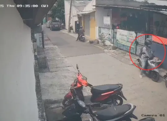 Tangkapan layar CCTV merekam aksi pencurian motor di Jalan Arjuna 2, Kelurahan Bekasi Jaya, Kecamatan Bekasi Timur, Kota Bekasi, Kamis, 27 November 2025. (Sumber: Dok. Istimewa)