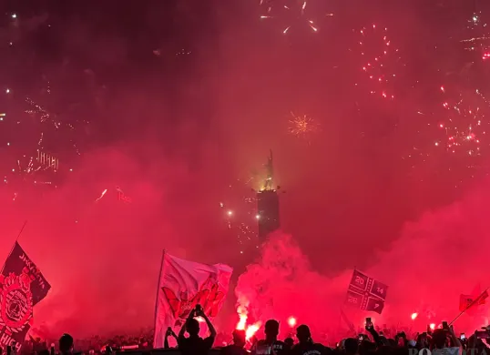 Ribuan Jakmania padati Kawasan Bundaran HI, Jakarta Pusat dalam menyambut HUT Persija Jakarta ke-97 pada Jumat, 28 November 2025. (Sumber: Poskota/M. Tegar Jihad)