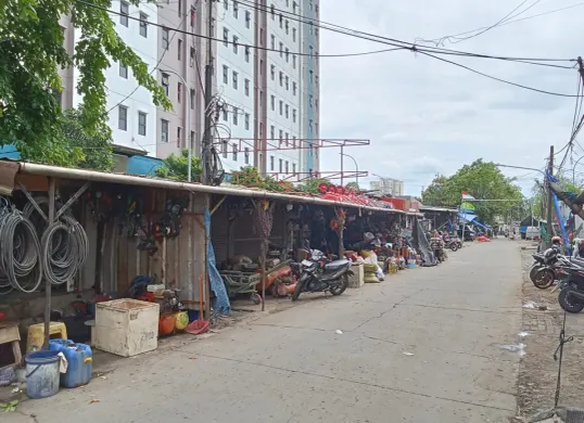 Kondisi kios-kios di sebelah Rusunawa Lokbin Rawa Buaya, Cengkareng, Jakarta Barat, yang akan ditertibkan. (Sumber: Istimewa)