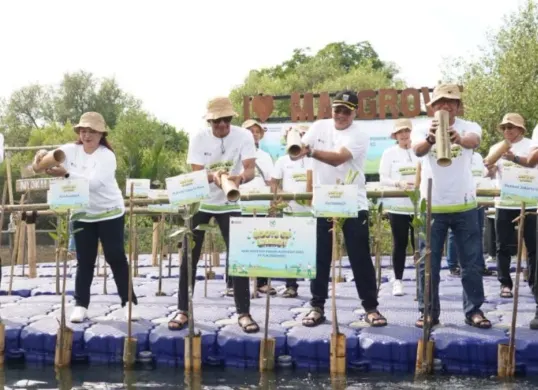 PLN, Pemkot Jakut, dan Distamhut Jakarta melepas bibit kepiting ke kawasan mangrove Hutan Lindung Angke Kapuk. (Sumber: Dok. PLN UID Jaya)