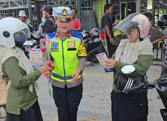 Satlantas Polres Metro Bekasi Kota melakukan Operasi Zebra Jaya 2025 di sekitar Stasiun Bekasi, Bekasi Timur, Kota Bekasi, Jumat, 28 November 2025. (Sumber: Dok. Istimewa)