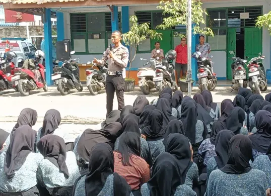 Satlantas Polresta Tangerang saat memberikan edukasi berlalu lintas di SMA PGRI Balaraja, Jumat, 28 November 2025. (Sumber: Dok. Polresta Tangerang)