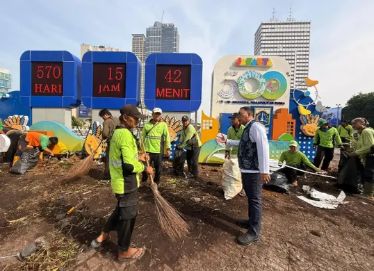 Petugas mengangkut sampah pasca perayaan HUT Persija di kawasan Bundaran HI, Tanah Abang, Jakarta Pusat, Kamis 27 November 2025 malam. (Sumber: Istimewa)