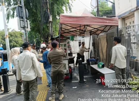 Penindakan terhadap pedagang yang berjualan diatas trotoar di Jalan Raden Saleh, Jakarta Pusat, pada Jumat 28 November 2025. (Sumber: Istimewa)