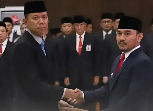 Bupati Bekasi, Ade Kuswara Kunang melantik Endin Samsudin sebagai Sekda di Aula Gedung KH. Noer Ali, Jumat, 28 November 2025. (Sumber: Instagram/@pemkabbekasi)