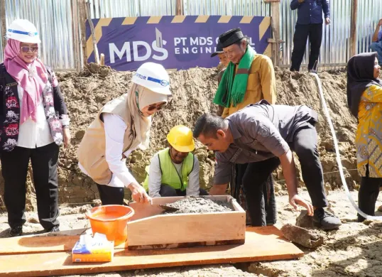 Bupati Pandeglang, Rd. Dewi Setiani melakukan peletakan batu pertama pembangunan SDN Pasir Sedang 2. (Sumber: Dok. Setda Pandeglang)