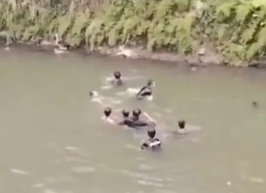 Tangkapan layar saat warga mencari keberadaan MMA, 9 tahun yang tenggelam di Sungai Sindang Barang, Bogor. (Sumber: Istimewa)