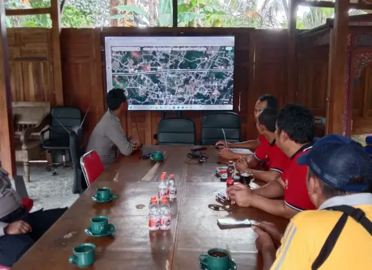 Kapolsek Tajurhalang Iptu Raden Suwito bersama para Kanit dan staf Kecamatan Tajurhalang melakukan persiapaan penjagaan sebelum pemberlakukan CFD di Jalan Bomang. (Sumber: Istimewa)