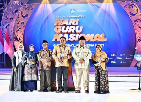 Presiden Prabowo Subianto foto bersama dengan penerima Anugerah Guru Indonesia 2025 pada acara Puncak Peringatan Hari Guru Nasional 2025 (Sumber: BPMI Setpres/Laily Rachev)