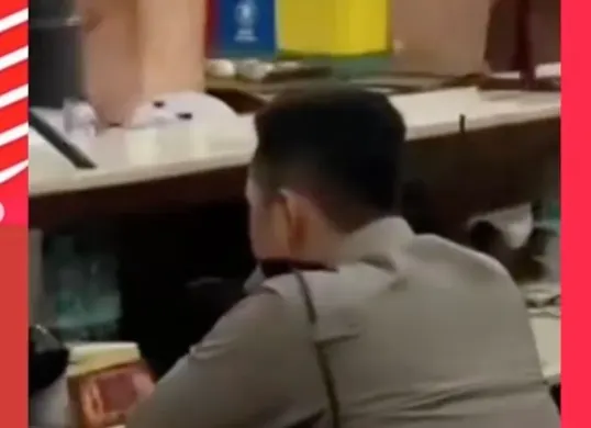 Viral video oknum ASN Pemkot Surabaya diduga main judi online saat kerja (Sumber: Instagram/@lambeturah)