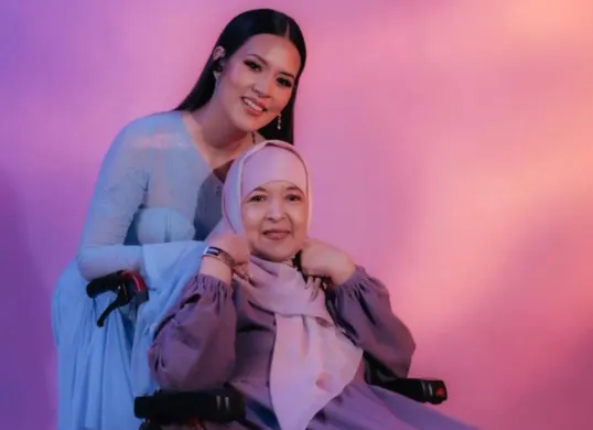 Ria Mariaty, ibunda Raisa Andriana, meninggal dunia pada usia 65 tahun di Rumah Sakit Kanker Dharmais, Jakarta. (Sumber: Instagram/@raisa6690)