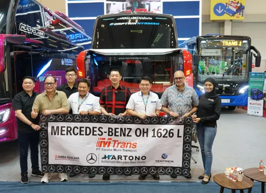 DCVI merayakan delapan tahun sebagai APM Mercedes-Benz Bus di Indonesia dengan menyerahkan unit bus kepada sejumlah PO. (Sumber: DCVI)