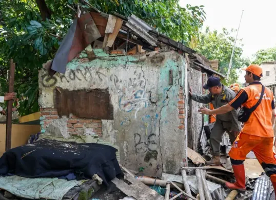 Bangunan liar di Bantaran Kali Sentiong, Jakarta Pusat saat ditertibkan oleh petugas gabungan Kecamatan Johar Baru. (Sumber: Kominfotik Kecamatan Johar Baru)