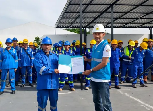 Serah terima dokumen untuk 1.600 pelanggan PLN yang menjadi tanda dimulainya tahap eksekusi program percepatan penyambungan listrik di wilayah Jabodetabek. (Sumber: Dok. PLN UID Jakarta Raya)