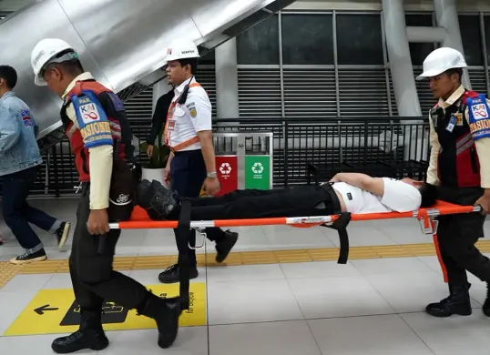 Petugas keamanan mengevakuasi penumpang saat simulasi tanggap darurat pada layanan LRT Jabodebek, Jumat malam, 28 November 2025. (Sumber: Dok LRT Jakarta)