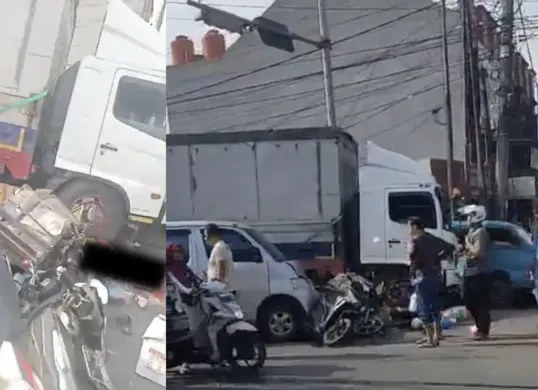Truk pengangkut garam diduga alami rem blong dan tabrak kendaraan yang antre di lampu merah Dawuan Cikampek. Akibatnya, 2 korban jiwa meninggal dunia. (Sumber: X/@LiliSuparli18)