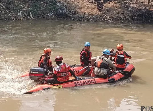 Unit SAR gabungan tengah melakukan pencarian terhadap Fatur, 6 tahun, bocah yang tenggelam di aliran Kali Cikarang, Kecamatan Cikarang Utara, Kabupaten Bekasi. (Sumber: POSKOTA | Foto: Nurpini Aulia Rapika)