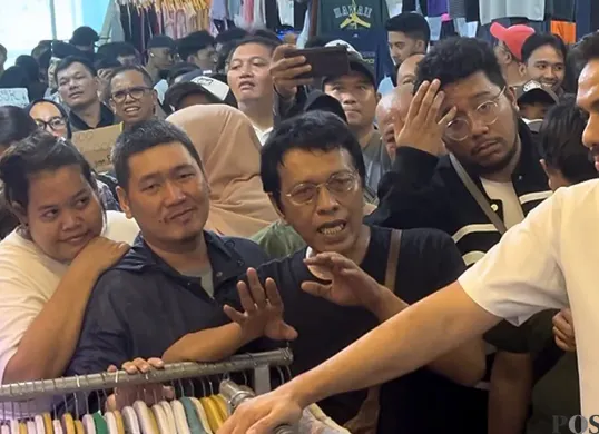 Anggota DPR RI, Adian Napitupulu (kedua dari kanan) bersama Menteri UMKM, Maman Abdurrahman (kanan), saat meninjau pedagang pakaian bekas di Pasar Senen, Jakarta Pusat, Minggu 30 November 2025. (Sumber: POSKOTA | Foto: Pandi Ramedhan)