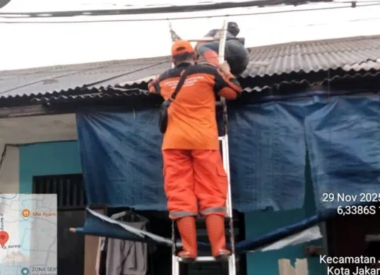 Petugas BPBD DKI Jakarta memperbaiki atap rumah warga yang rusak akibat angin kencang di Jalan Kranji, Kelurahan Ciganjur, Jagakarsa, Jakarta Selatan. (Sumber: Istimewa)